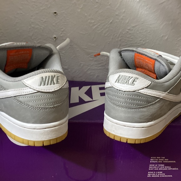 Sb dunk low grey wolf gum 7 in men's 8.5 womens with box used - Picture 2 of 9